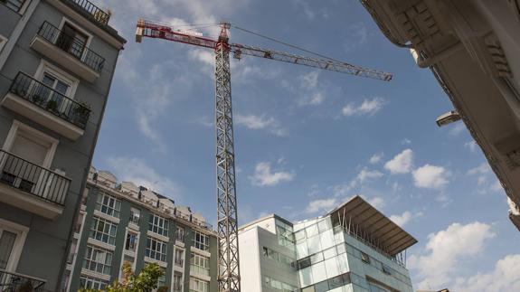 Una de las pocas grúas que pueden verse en Santander se halla en un solar junto a la sede del Gobierno en Peña Herbosa