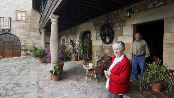 Pedro Velarde y Leonor Salces, propietarios de la Casa de Velarde, convertida en alojamiento rural
