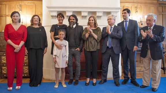 Leticia Mena y Pablo Bermúdez, en el centro posan con la alcaldesa Gema Igual, Lola Gallardo y miembros de los rotarios.