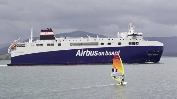 Una de la tablas de la selección francesa compitiendo en la bahía.