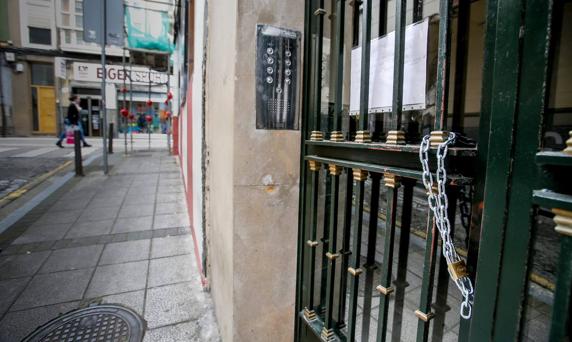 El portal del número 6 de la calle Pizarro ha sido candado para evitar que alguien entre en el inmueble desalojado. 