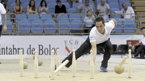 Gabriel Cagigas birla una bola con Puertas Roper. El bolista de Ambrosero está muy cerca de fichar por Riotuerto. 