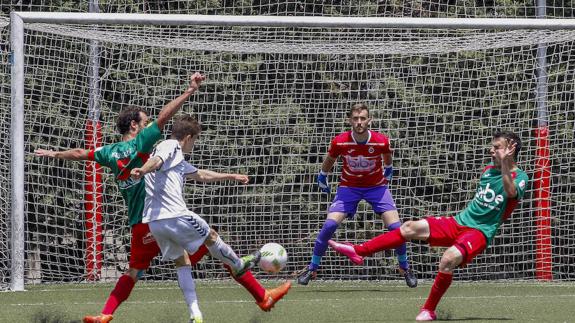 Mario y Vitienes tratan de evitar el disparo de un jugador del Alcobendas a la meta de la Gimnástica defendida por Alberto