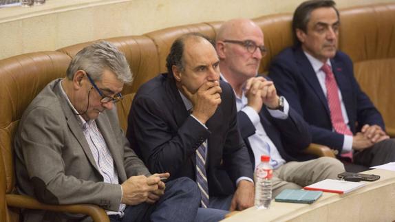 Eduardo Van den Eynde e Ignacio Diego, en un pleno del Parlamento cántabro.