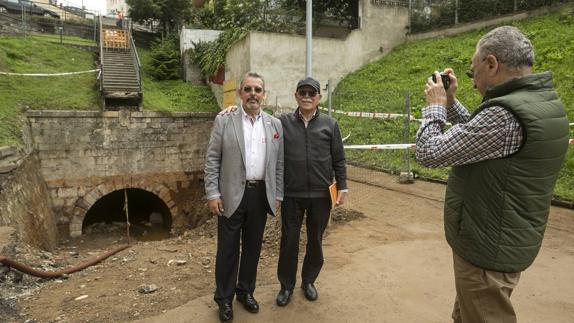 AÑO 2017. Los tres amigos vuelven al lugar de la foto casi sesenta años después con motivo de las obras en el pasadizo.