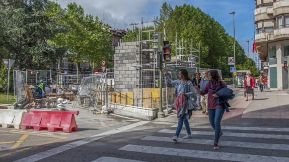 Para levantar la nueva caseta del aparcamiento subterráneo han sido desmontados los parterres y eliminados los árboles. 