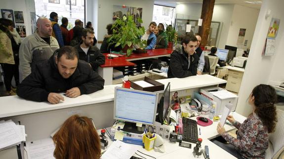 Parados se inscriben en la oferta de empleo convocada por el Ayuntamiento
