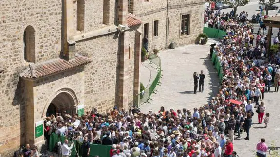 Puerta del Perdón durante la apertura del Año Santo Lebaniego