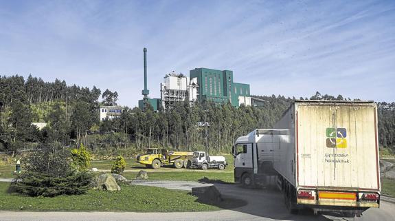 Llegada de camiones al vertedero de Meruelo con basura procedente de Guipúzcoa.