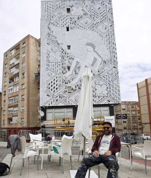 Franceso Camillo Giorgino ‘Millo’ decora una fachada de la calle La Universidad. 