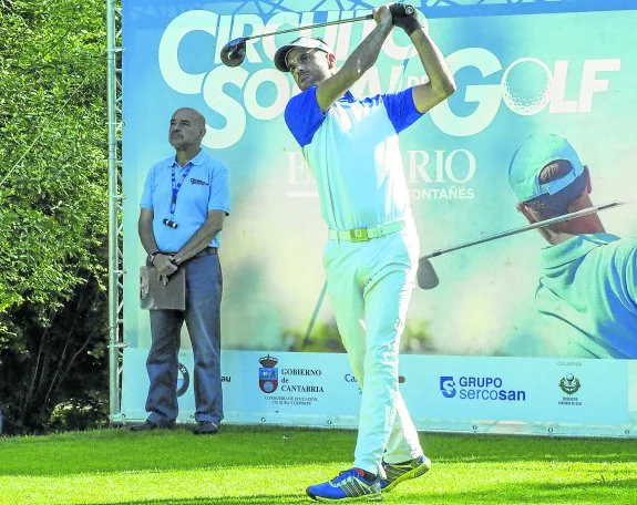 José Luis Río, ganador de la prueba celebrada en Oyambre en primera categoría, durante uno de sus golpes. 