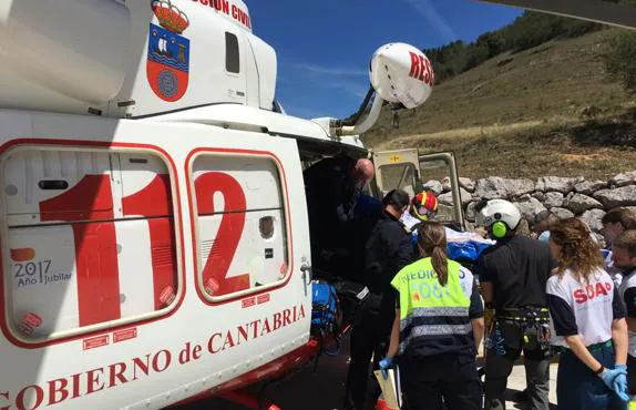 Momento en el que los sanitarios han subido al herido al helicóptero.