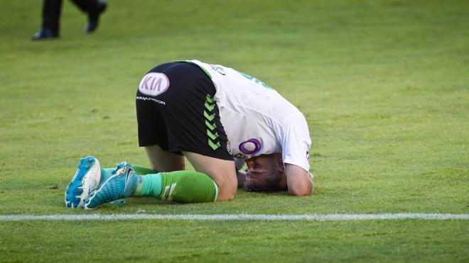 Dani Aquino, encogido sobre el césped de El Sardinero, simboliza la decepción del Racing tras perder ante el Barcelona B por 1 a 4.