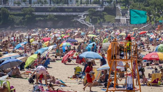 La segunda playa del Sardinero, ayer al mediodía, repleta de gente. 