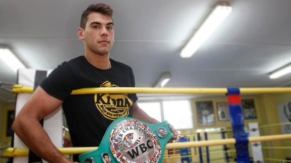 Sergio García muestra el cinturón conquistado en la pelea de Barcelona. 