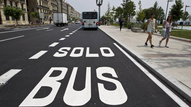 En los Jardines de Pereda está ya señalizado el primer tramo del carril exclusivo para el autobús.