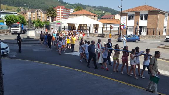 Decenas de personas participaron en la procesión de la Cruz de Lampedusa por Los Corrales