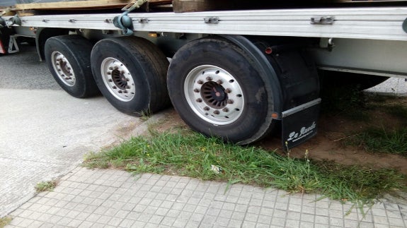 Los grandes transportes se ven obligados a pisar aceras y jardines en sus maniobras