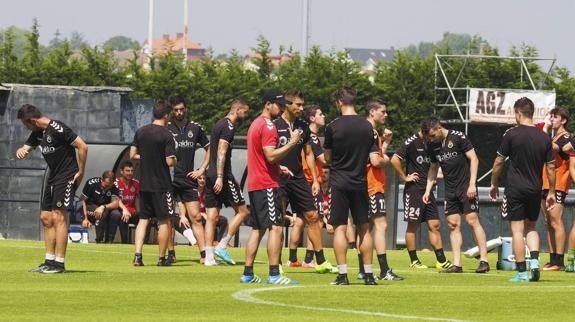 Los jugadores del Racing, durante el entrenamiento de ayer en las Instalaciones Nando Yosu. 