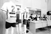 El Teka presentó sus nuevas equipaciones