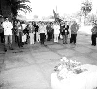 Familiares y trabajadores, durante el acto de homenaje. / CELEDONIO