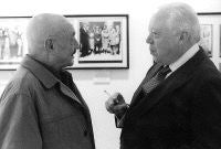 El poeta José Hierro y el escritor Manuel Arce, en la exposición celebrada en Madrid conmemorativa de los 50 años de 'La Isla...'. / DM