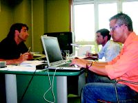 Marcelino y su preparador físico, Ismael Fernández, durante la reunión con Jesús Merino. / DM