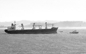 El 'Ganga' regresando ayer a puerto con la ayuda de tres remolcadores. /SANE
