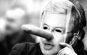 Un joven con una careta de Koch, presidente de Hesse. / AP