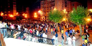 Vecinos y hosteleros proponen cubrir la escalera de Cañadío y hacer terrazas