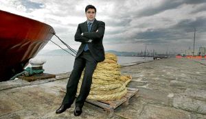 Christian Manrique, apoyado en una estacha en el muelle de Maliaño, cercano a su despacho. / ANDRÉS FERNÁNDEZ