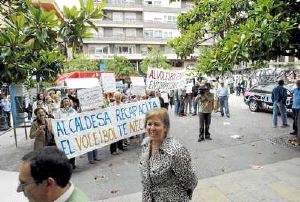Los manifestantes centraron sus críticas en la alcaldesa. / L. PALOMEQUE