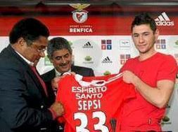 El Benfica cede al Racing por un año al lateral zurdo rumano Laszlo Sepsi