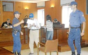 Dos policías escoltan a Fernández Arnáiz durante un juicio celebrado en Santander. / SE QUINTANA