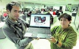 Óscar Bolívar y Elisa Calleja muestran en la pantalla de un ordenador su página web 'www.yotedare.com', en una visita a la redacción de EL DIARIO MONTAÑÉS. / CELEDONIO