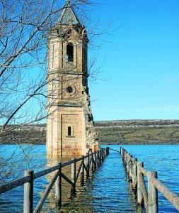 El agua cubre la pasarela a la vieja iglesia de Las Rozas. / J. L. SARDINA