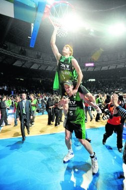 El Joventut se proclamó vencedor ante el Tau en 2008. / EFE