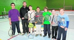Grupo de chavales que da clases de tenis en el pabellón de Hinojedo y que lamentarían que se ejecutara la sentencia porque se quedarían sin un lugar donde entrenar. / ROBERTO RUIZ