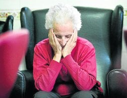 Una mujer aquejada del mal de Alzheimer. / EC