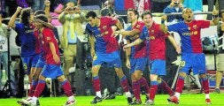 Los jugadores del Barcelona celebran uno de los goles marcados ayer en la final de la Copa ante el Athletic. / AP
