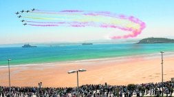 Antes de cerrar su actuación, en su penúltima pasada sobre El Sardinero, la Patrulla Águila dibujó la bandera de España con el humo coloreado de sus toberas. / L. PALOMEQUE