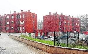 Vista del barrio Buenos Aires de Muriedas, ayer, bajo la lluvia. / D. P.