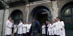 Los médicos de Castro se concentraron ayer en la entrada del Centro de Salud de La Barrera para manifestar su malestar. /A. VERANO