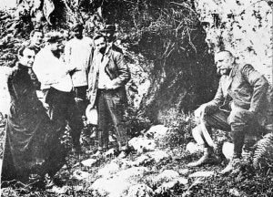 El príncipe Alberto I de Mónaco, en la entrada de la cueva de El Castillo, en junio de 1909. ::
DM