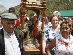Tras las misa se celebró la tradicional procesión de la Virgen. ::                             P. ÁLVAREZ