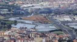 El municipio de El Astillero en primer término, con Camargo al otro lado de las marismas. ::                             J. L. RAMOS