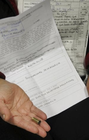 Denuncian a un policía nacional por dispararles al coche en La Albericia