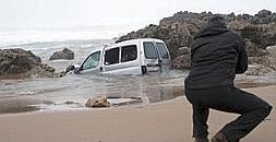 Aparece flotando una furgoneta en la playa de Liencres