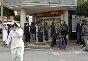 Apuñala y golpea con una maza a diez personas en Ibiza