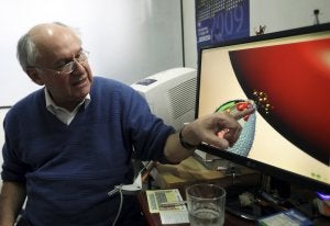 El investigador Manuel Elkin Patarroyo muestra en qué consiste su hallazgo. ::
MAURICIO DUEÑAS / EFE